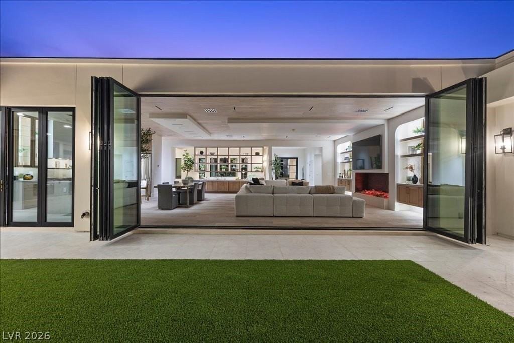 2401 Driftwood Dr - Photo 2 of 50