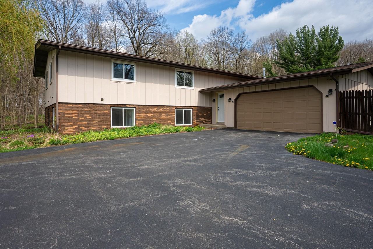 831 Opal Dr - Photo 2 of 40