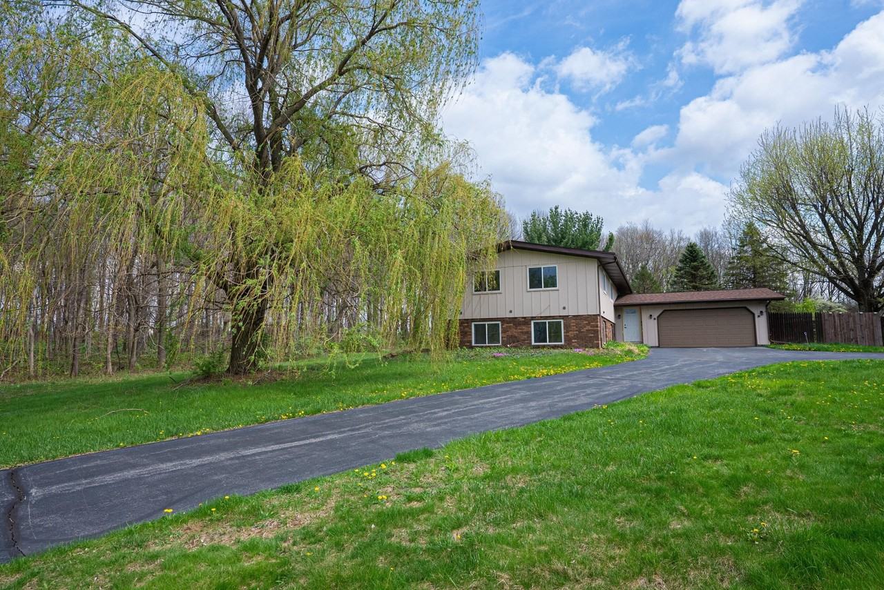 831 Opal Dr - Photo 3 of 40