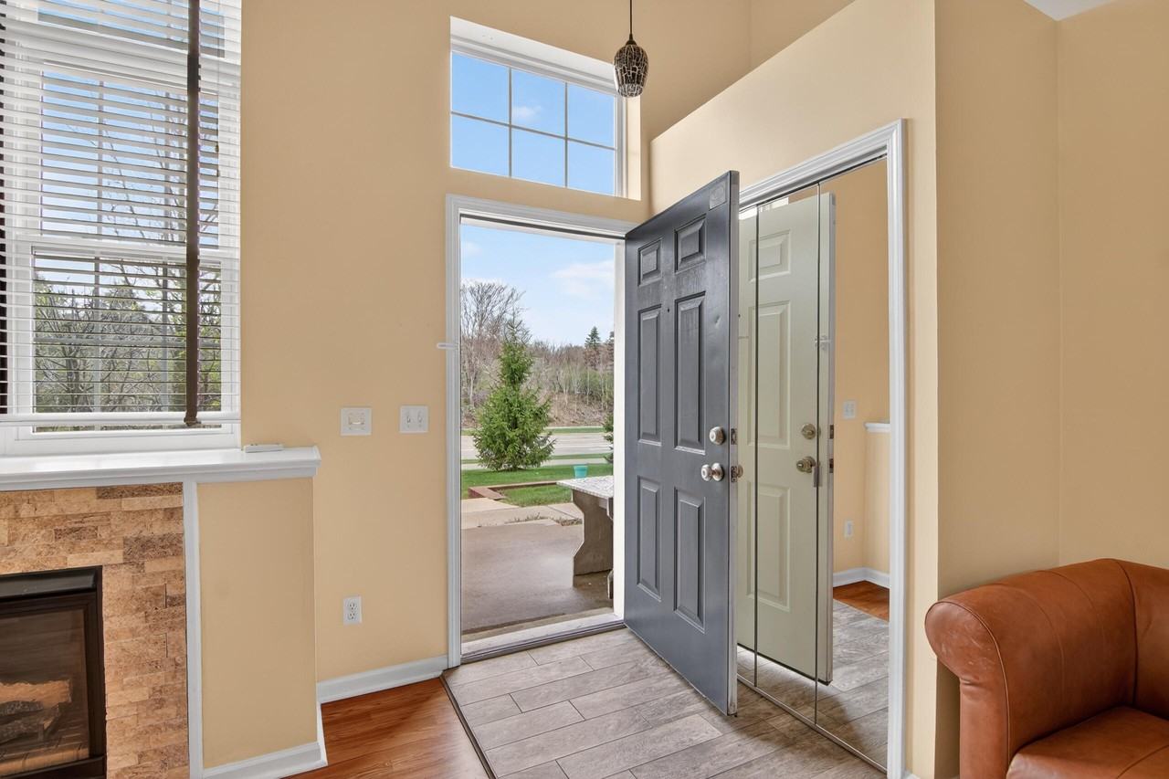 1930 Lindsay Ln - Photo 3 of 36