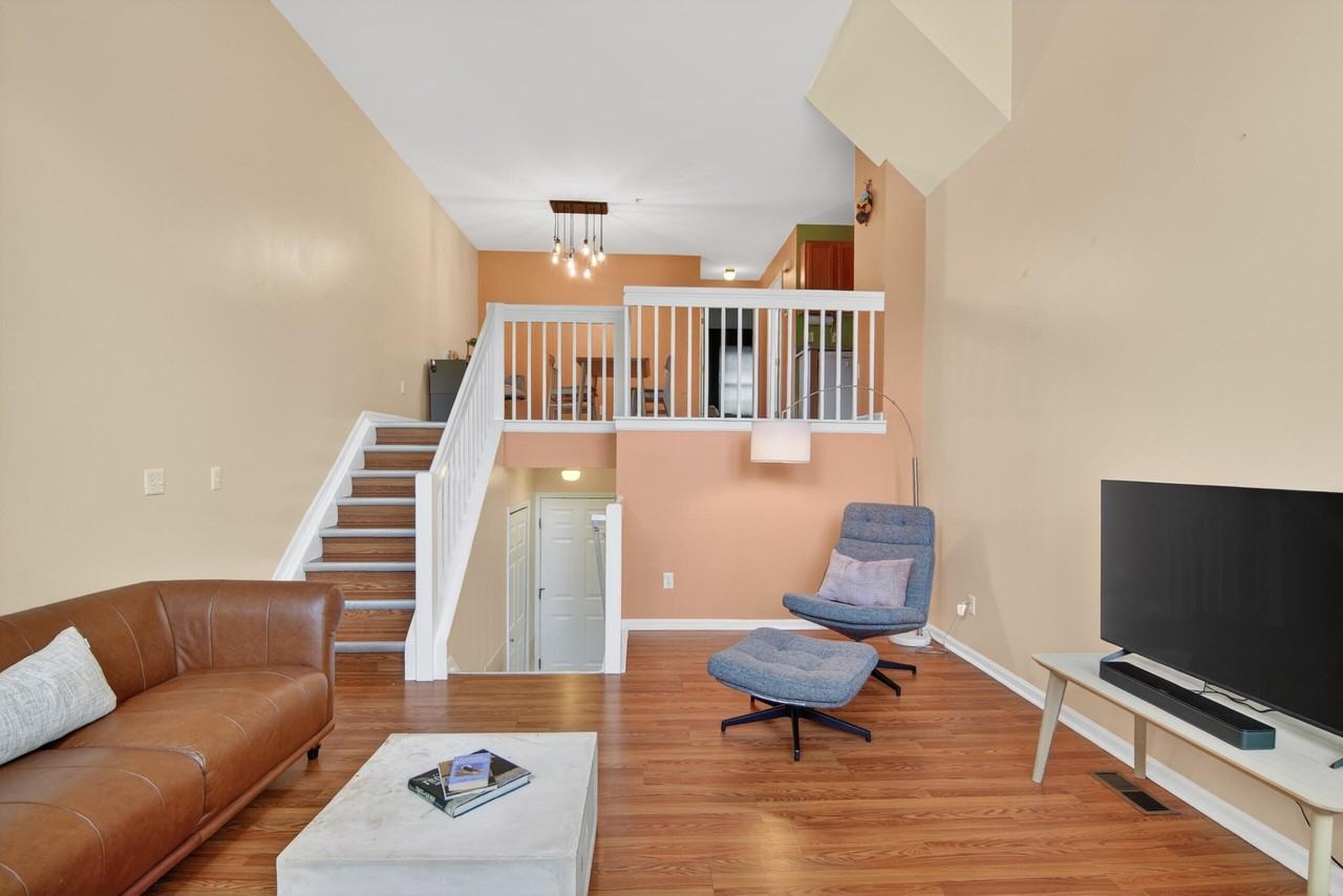 1930 Lindsay Ln - Photo 4 of 36