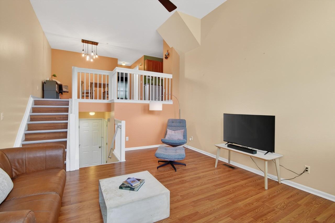 1930 Lindsay Ln - Photo 5 of 36