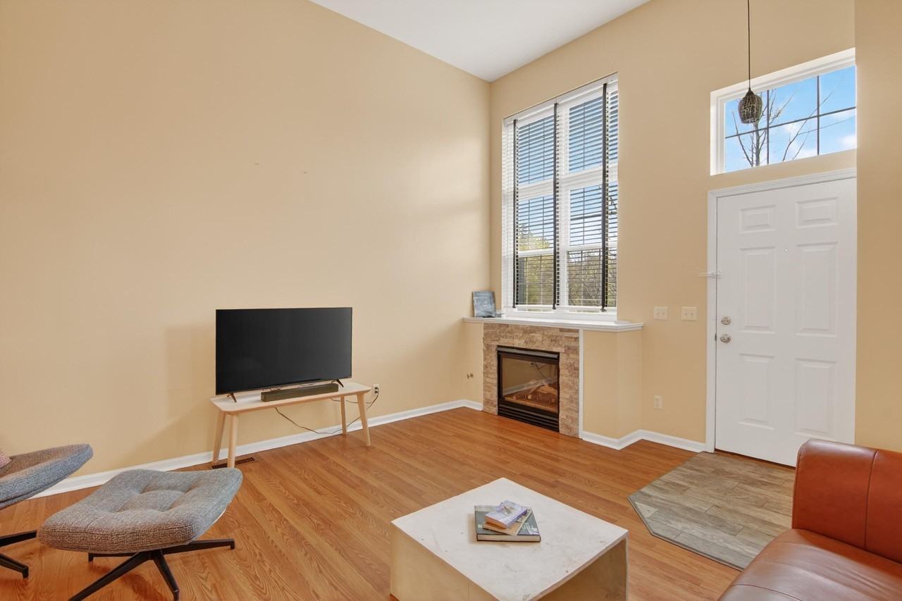 1930 Lindsay Ln - Photo 6 of 36