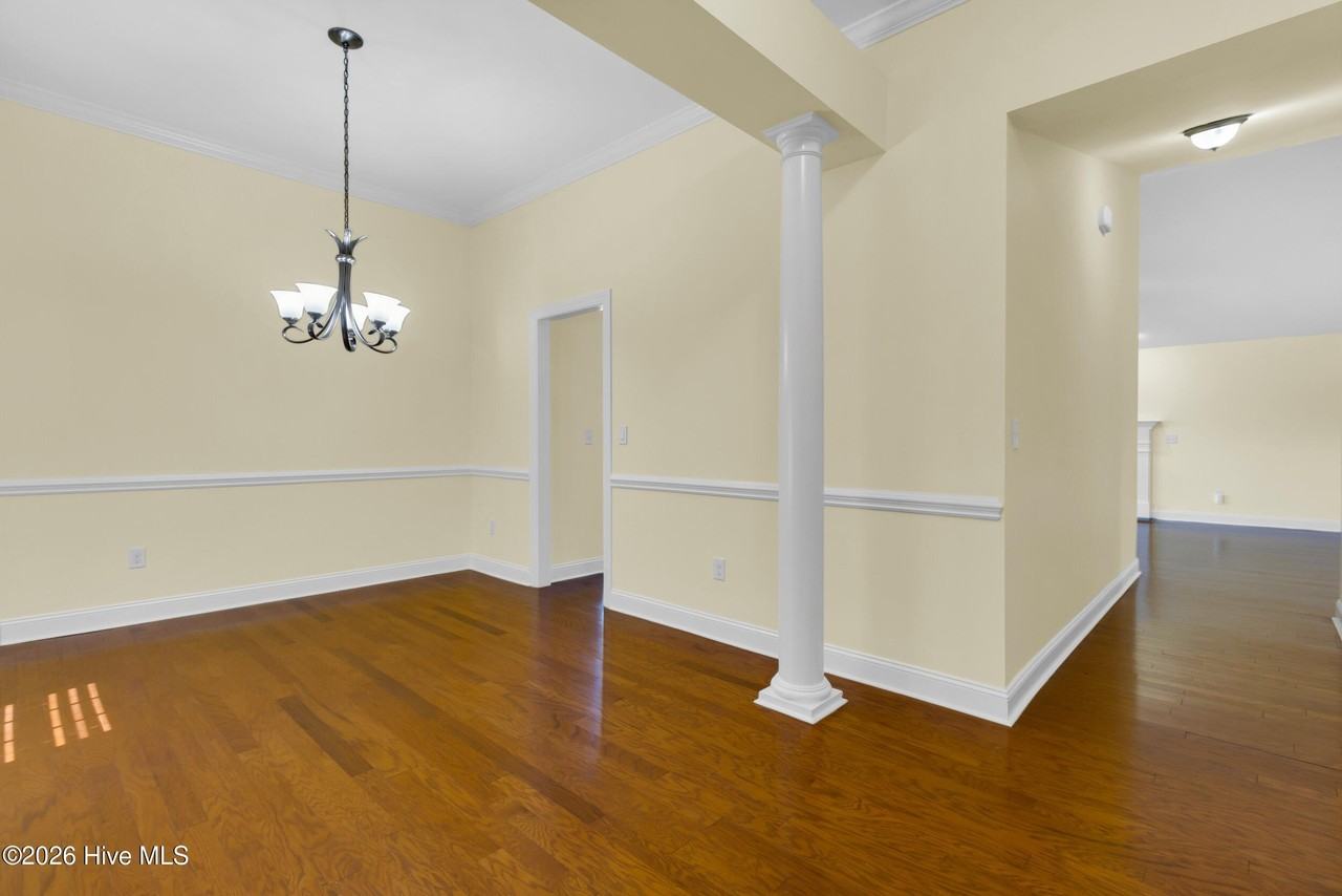 201 Quincy Ct - Photo 2 of 34