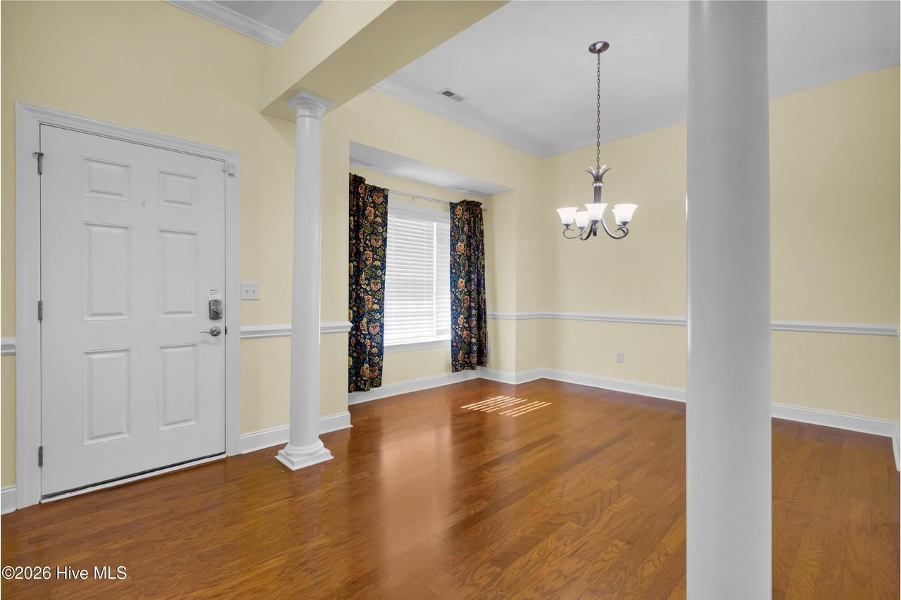 201 Quincy Ct - Photo 3 of 34