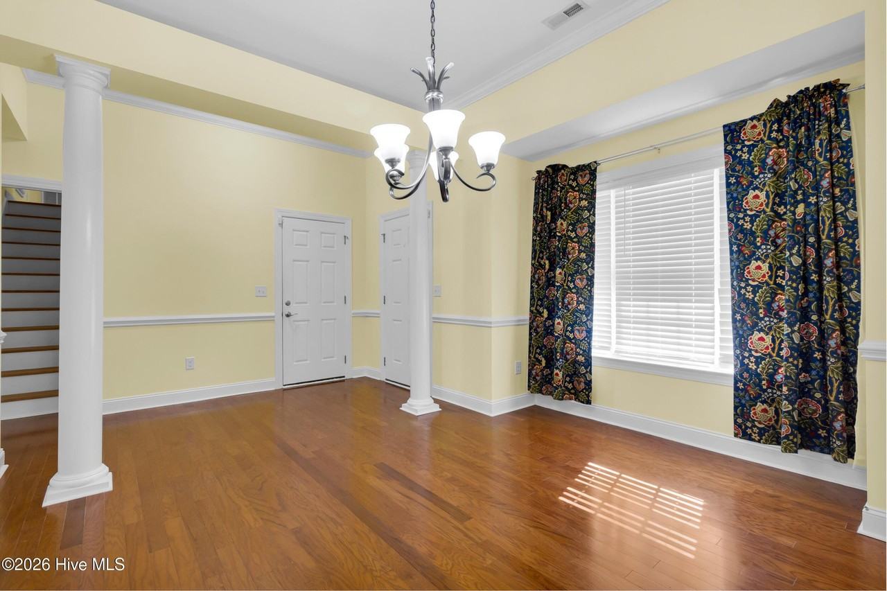 201 Quincy Ct - Photo 4 of 34