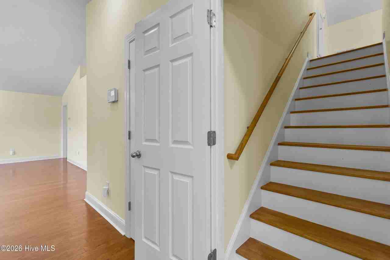 201 Quincy Ct - Photo 5 of 34