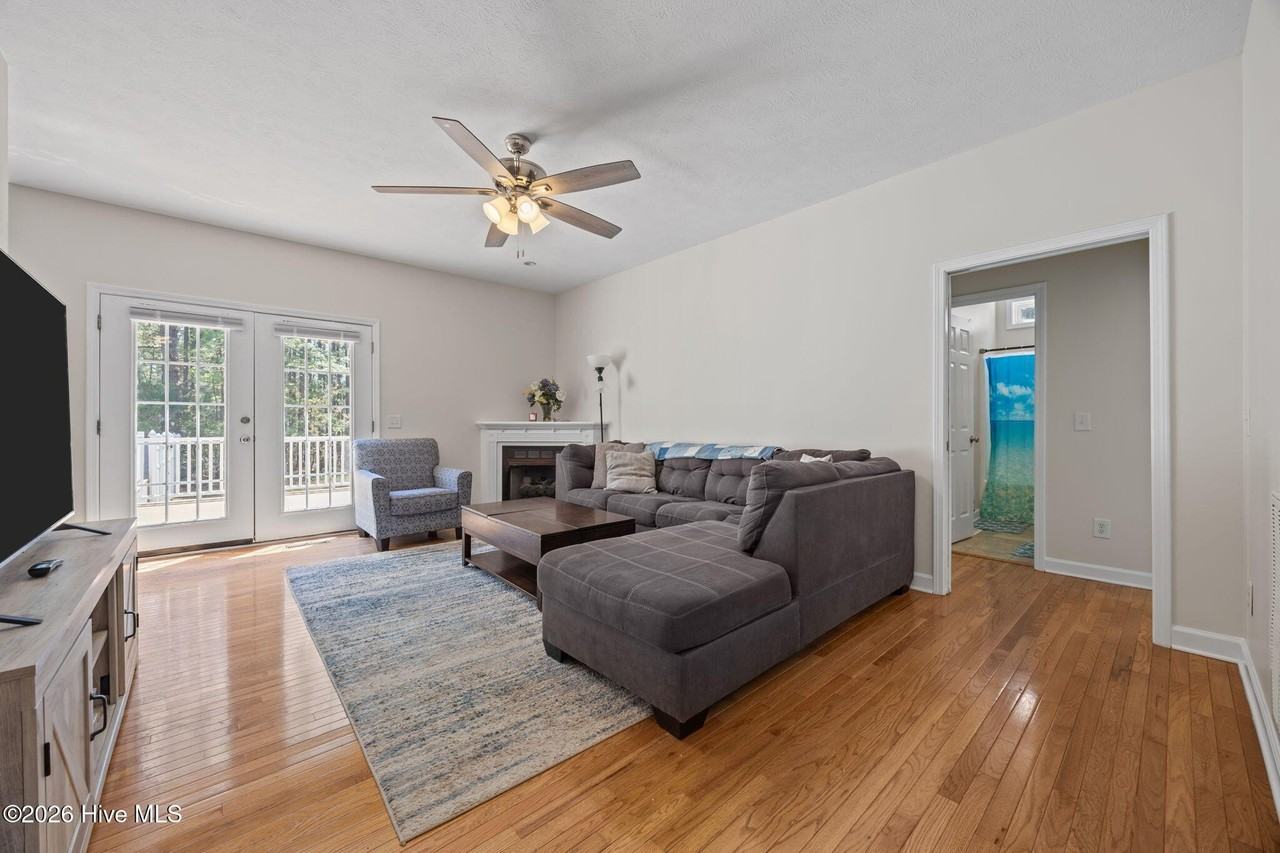 107 Perkins Ln - Photo 7 of 41