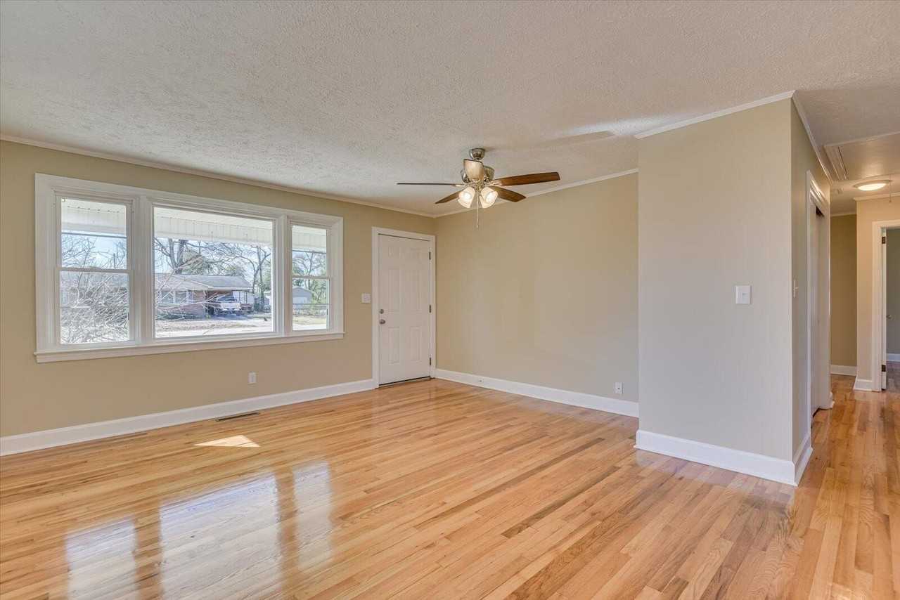 302 Burgess Dr - Photo 7 of 32