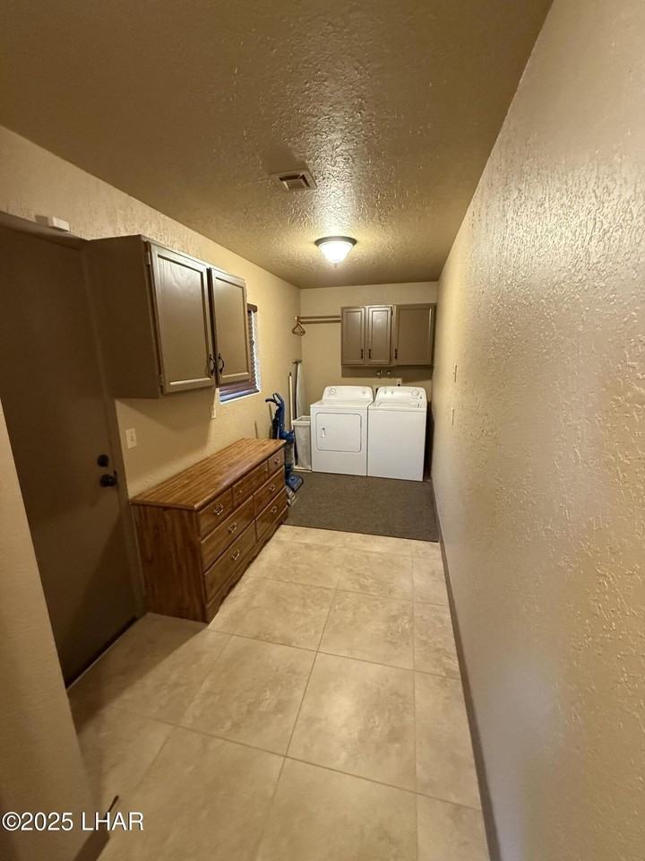 1556 Mcculloch Blvd S - Photo 2 of 11