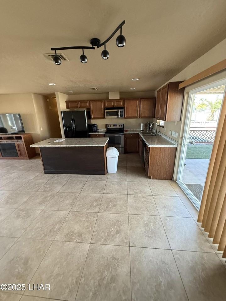 1556 Mcculloch Blvd S - Photo 4 of 11