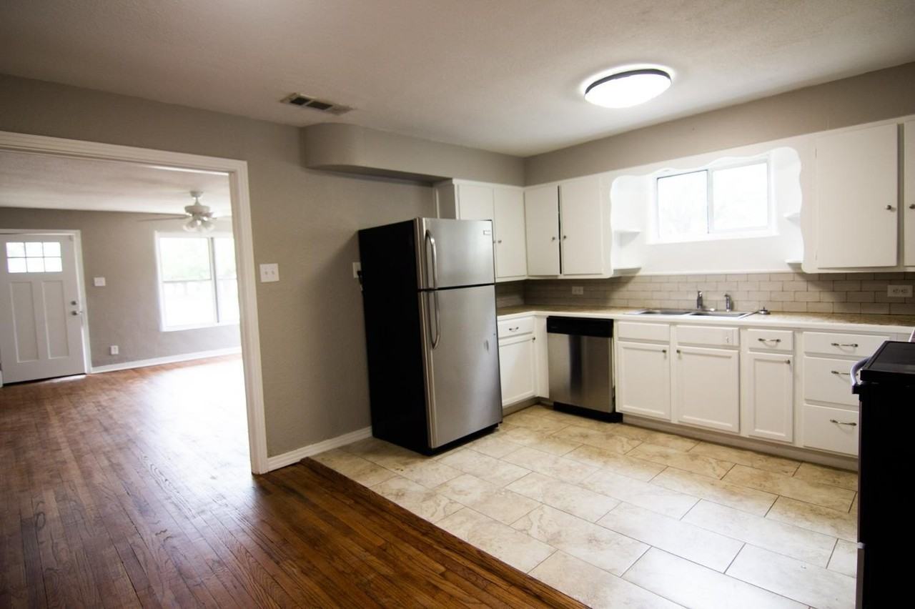 3320 27th St - Photo 6 of 14
