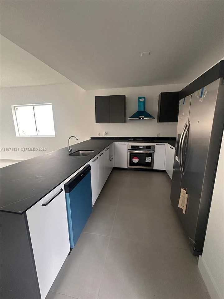 532 Nw 17th Ave #0 - Photo 3 of 18