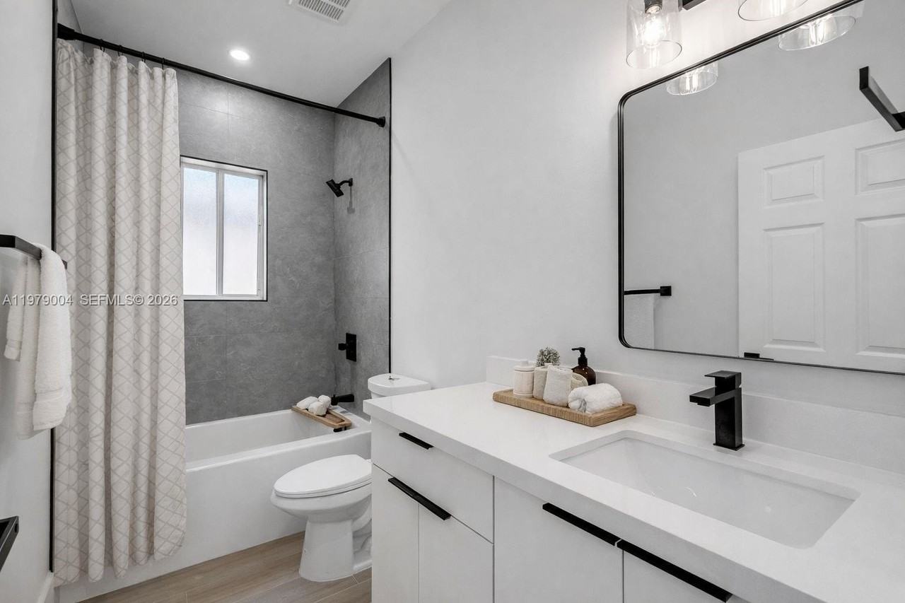 354 Ne 35th Ave - Photo 2 of 18