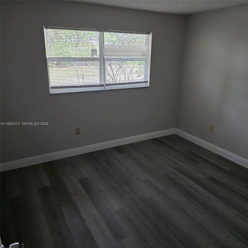 2570 Ne 192nd St #2 - Photo 4 of 8