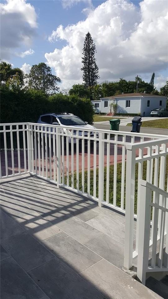 6300 Sw 21st St #1 - Photo 4 of 30