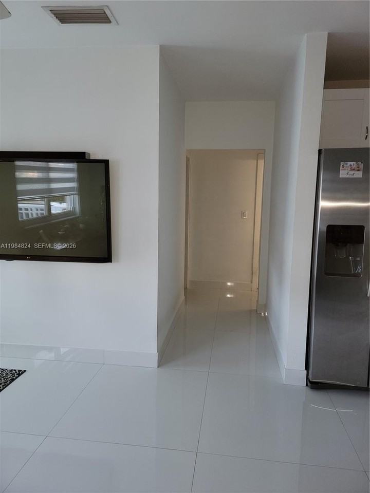 6300 Sw 21st St #1 - Photo 5 of 30