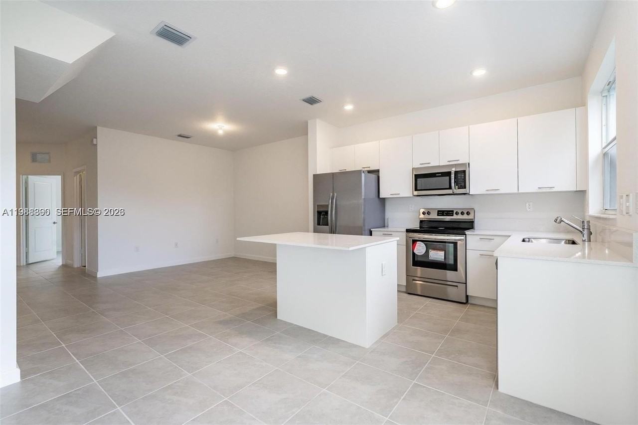 12313 Nw 23rd Ct - Photo 5 of 27