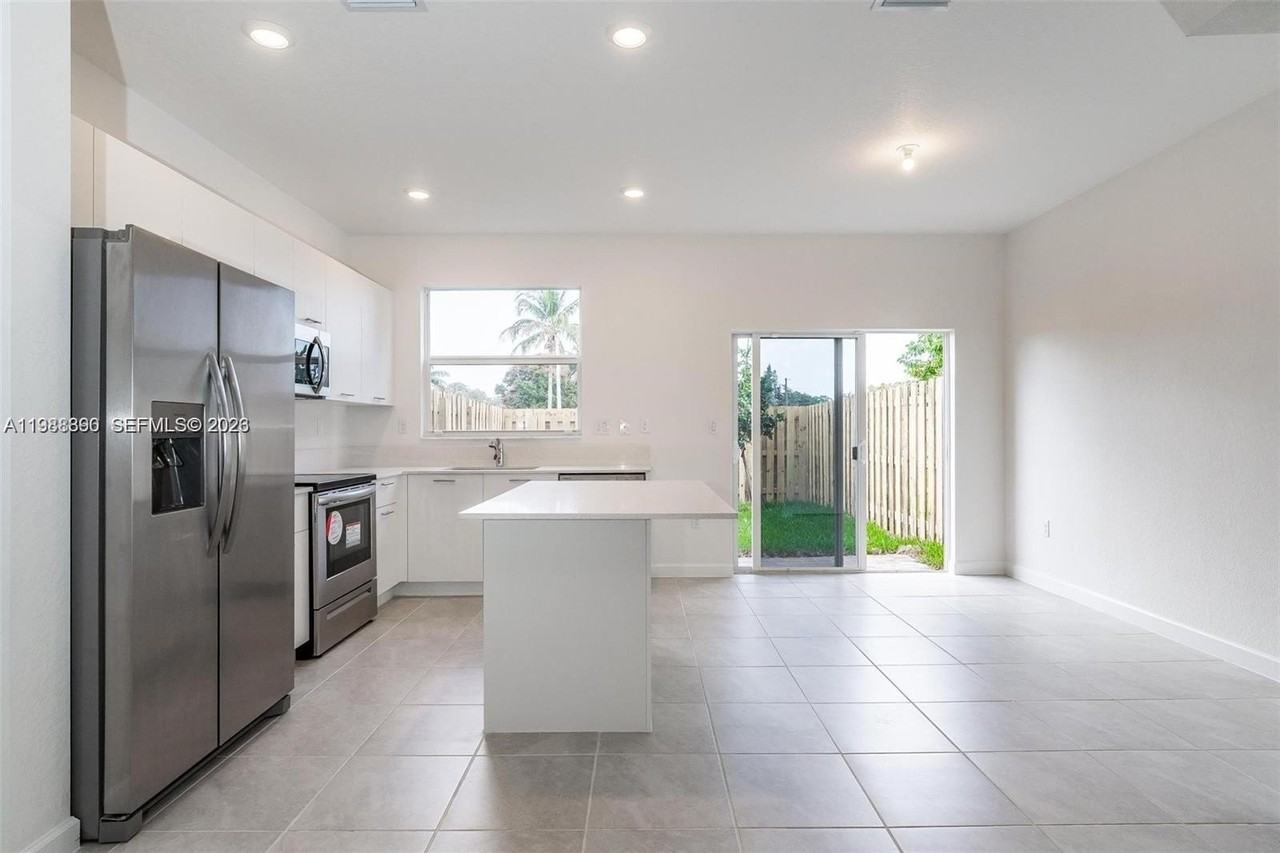 12313 Nw 23rd Ct - Photo 6 of 27