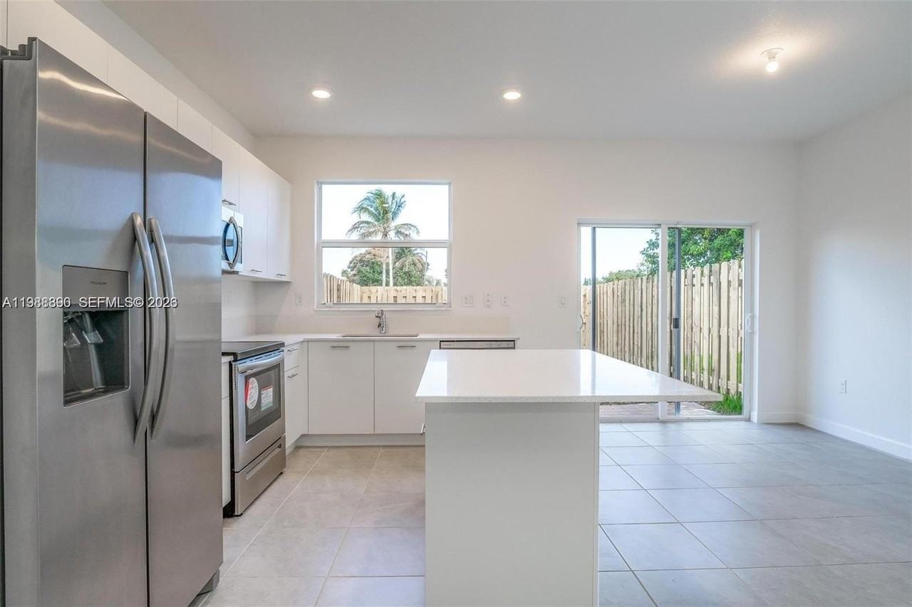 12313 Nw 23rd Ct - Photo 7 of 27