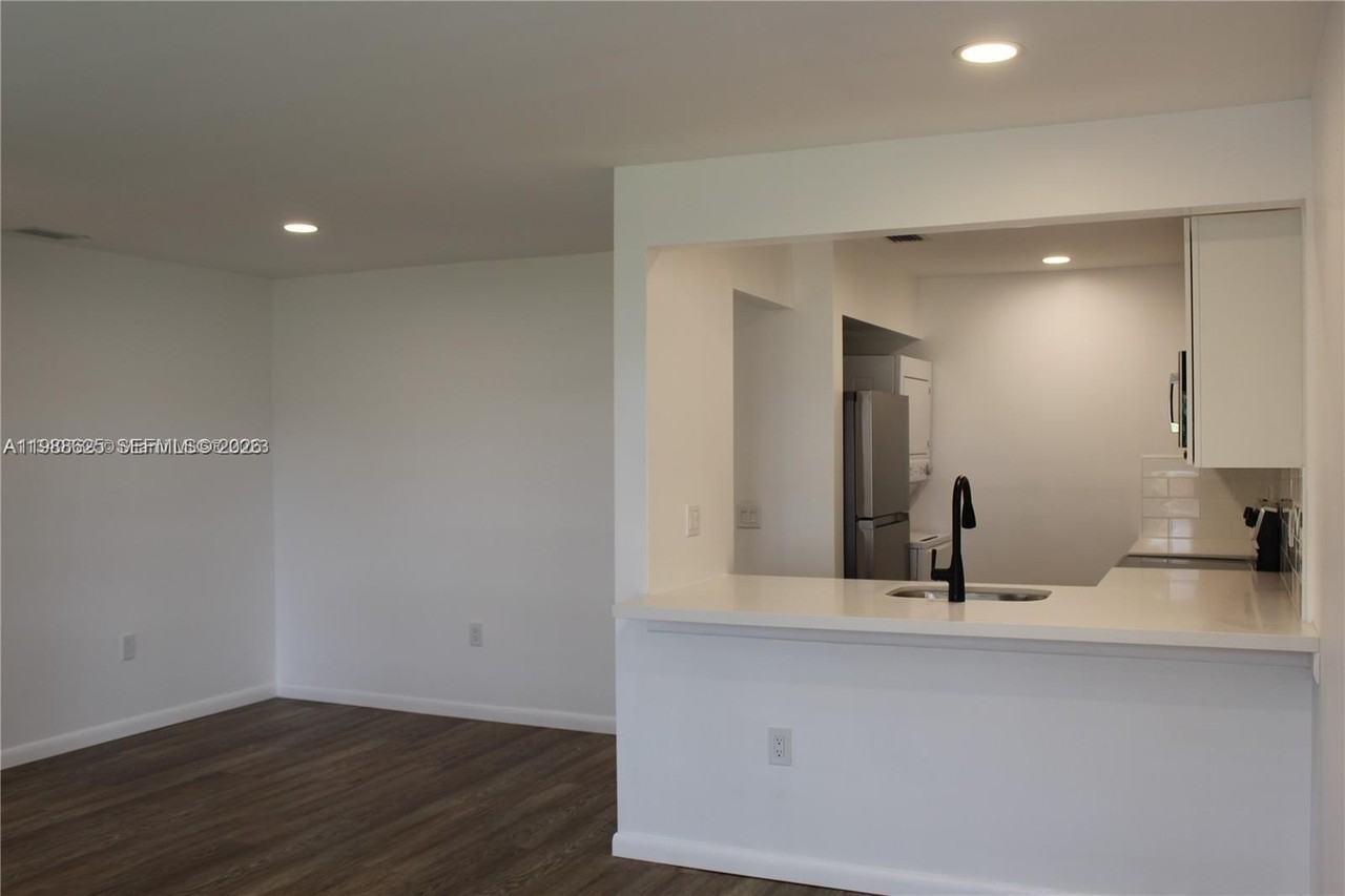 10016 Nw 4th St #201 - Photo 4 of 22