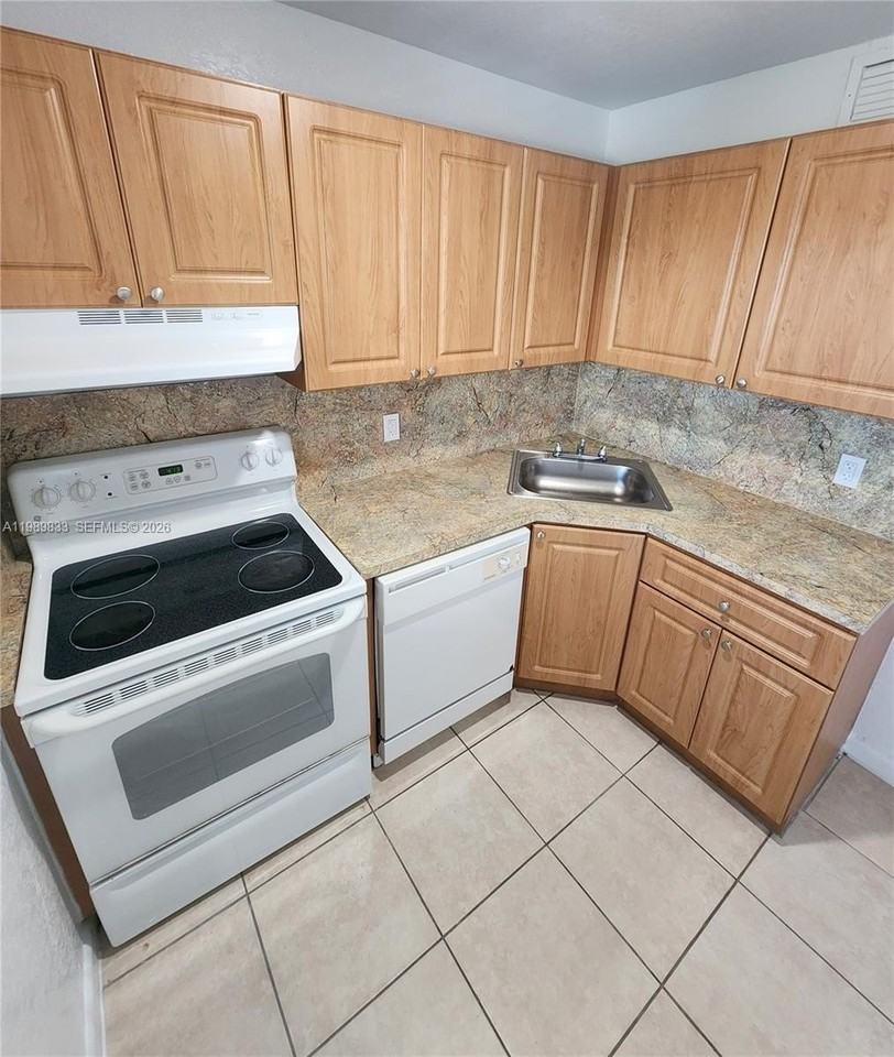 10900 Sw 196th St #427 - Photo 2 of 14