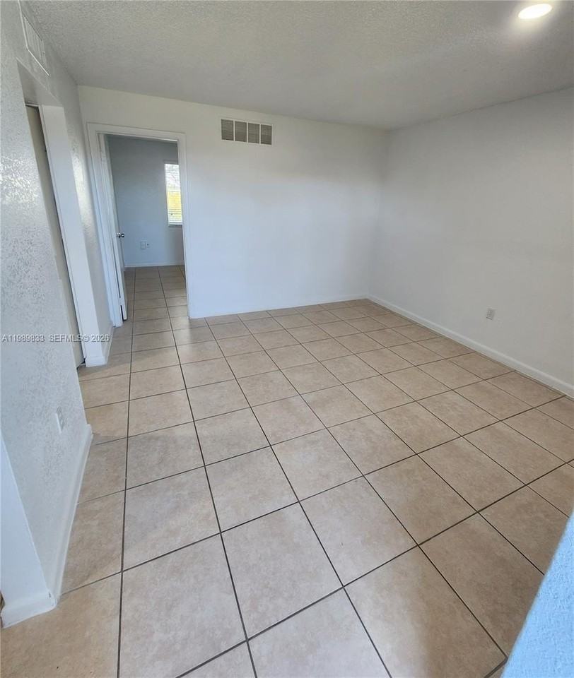 10900 Sw 196th St #427 - Photo 4 of 14