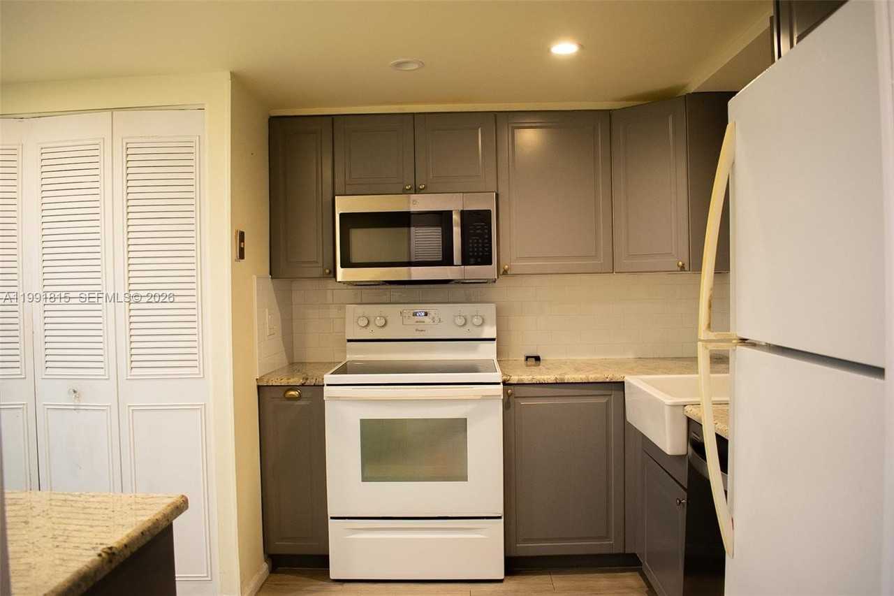 260 Nw 76th Ave #406 - Photo 2 of 17