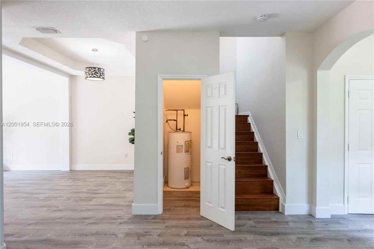 Sw 49th Ct - Photo 3 of 8