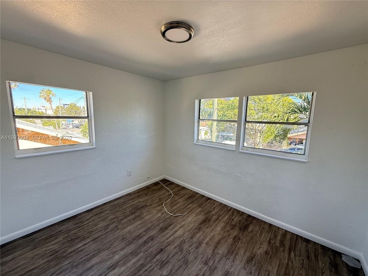 236 Sw 10th Ave #B - Photo 3 of 11