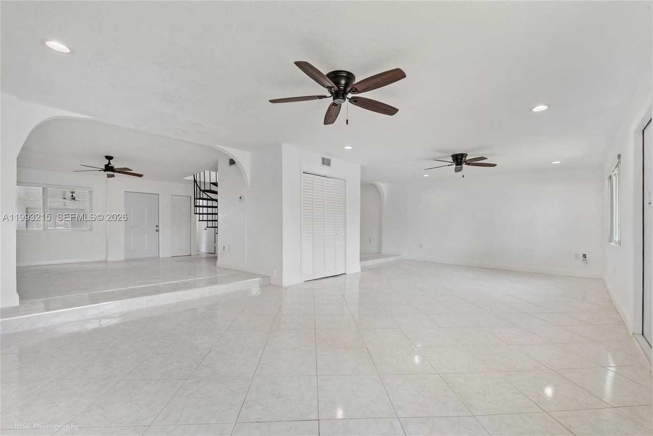 2211 Sw 122nd Ct - Photo 5 of 12