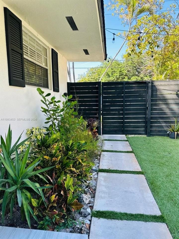 1002 Ne 119th St #F - Photo 3 of 29