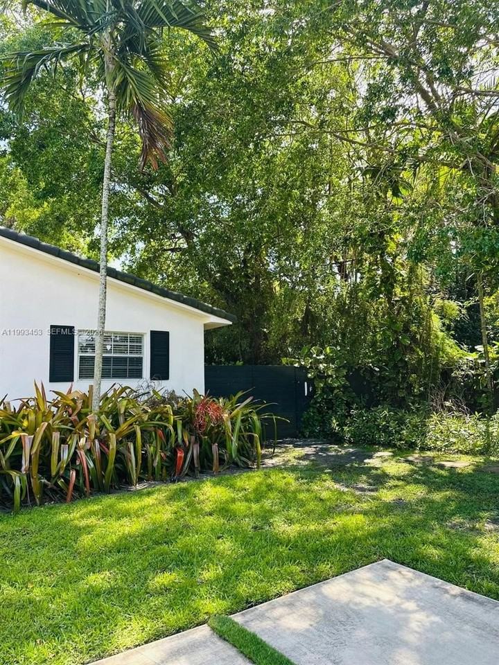 1002 Ne 119th St #F - Photo 4 of 29