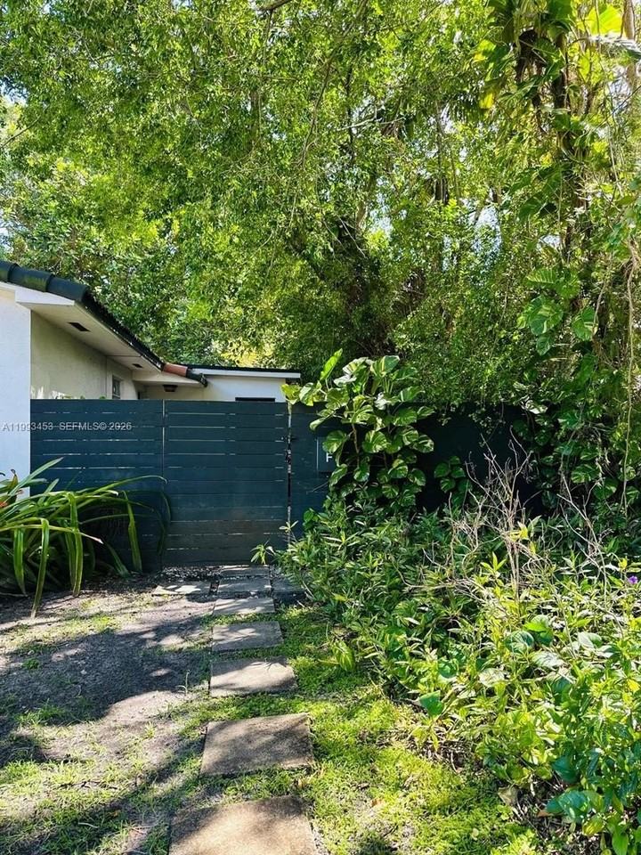 1002 Ne 119th St #F - Photo 5 of 29