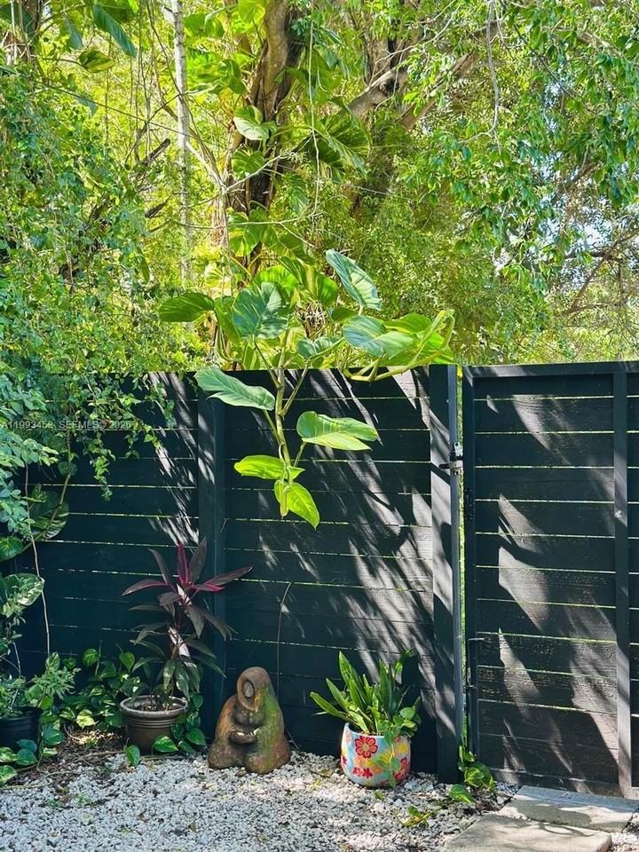 1002 Ne 119th St #F - Photo 6 of 29