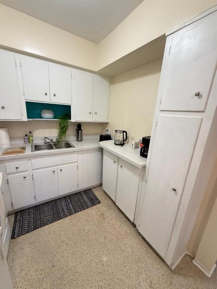 1111 N Victoria Park Rd #3 - Photo 4 of 9