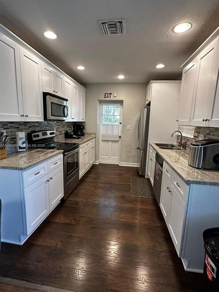 1448 Dewey St #1448 - Photo 4 of 16
