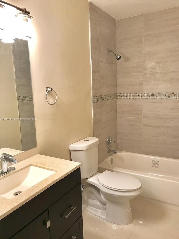 3700 Taft St - Photo 5 of 10