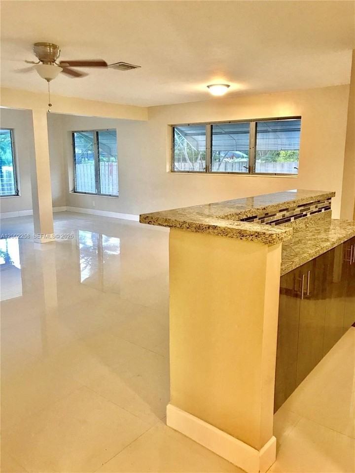 3700 Taft St - Photo 6 of 10