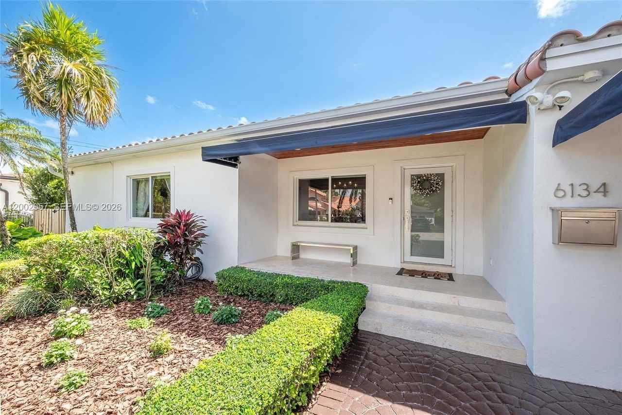 6134 Sw 28th St - Photo 3 of 44