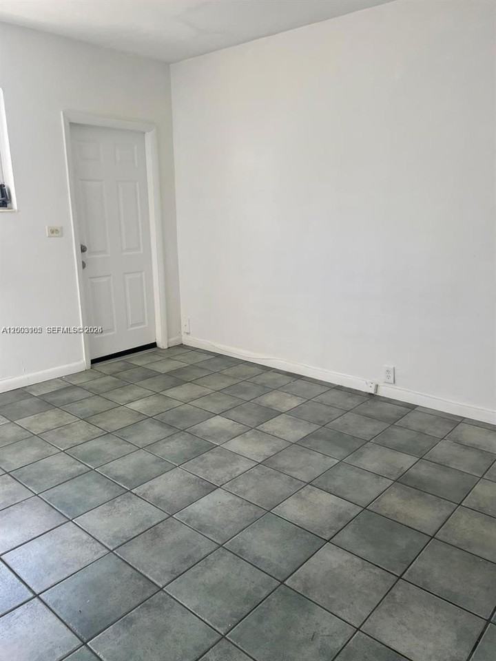 12605 Ne 13th Ave #6 - Photo 4 of 8