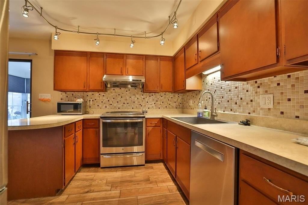 418 Circle Dr - Photo 3 of 42