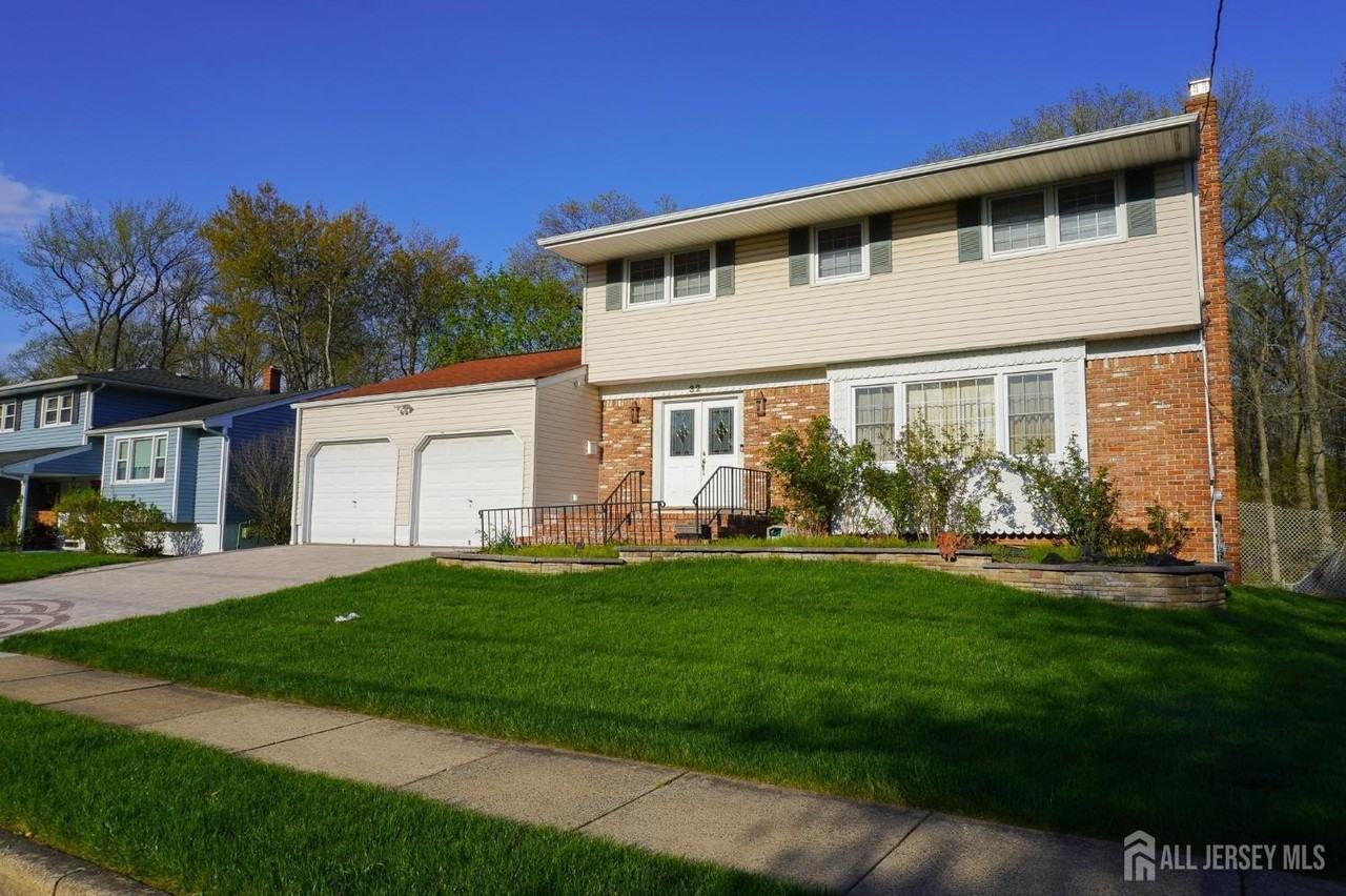 32 Eileen Way - Photo 2 of 50