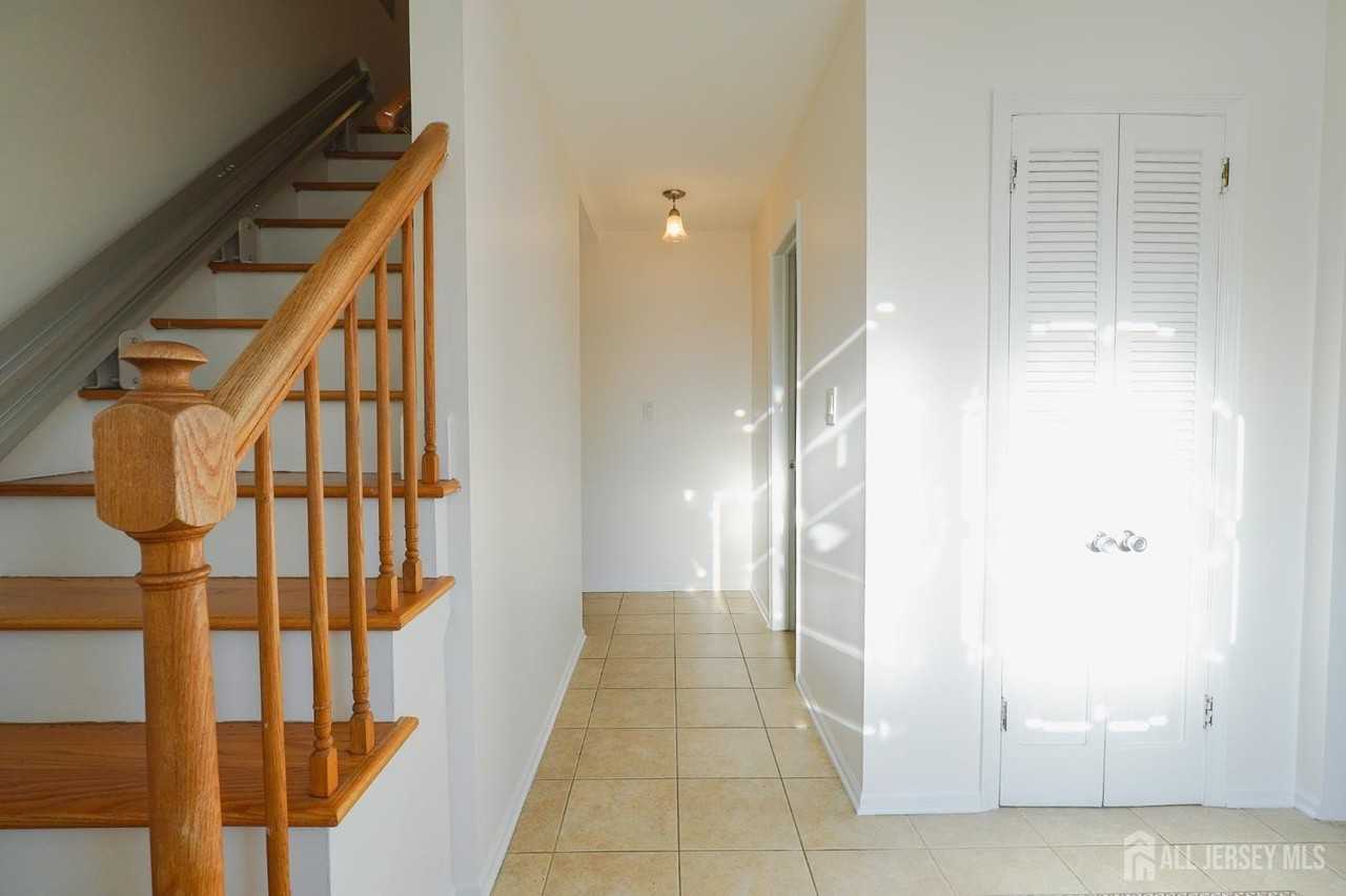 32 Eileen Way - Photo 5 of 50