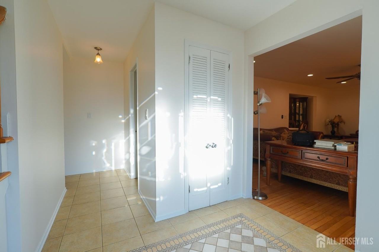 32 Eileen Way - Photo 6 of 50