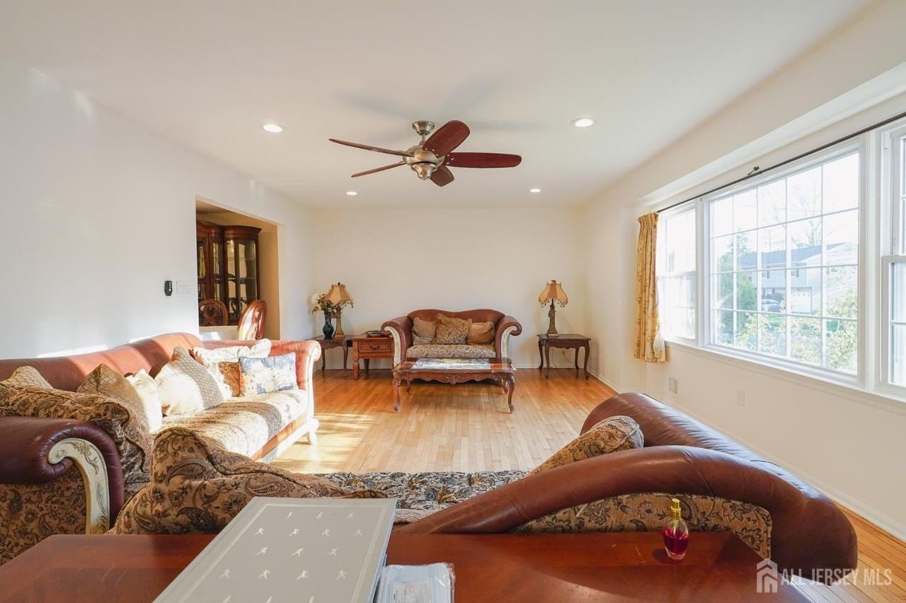 32 Eileen Way - Photo 7 of 50