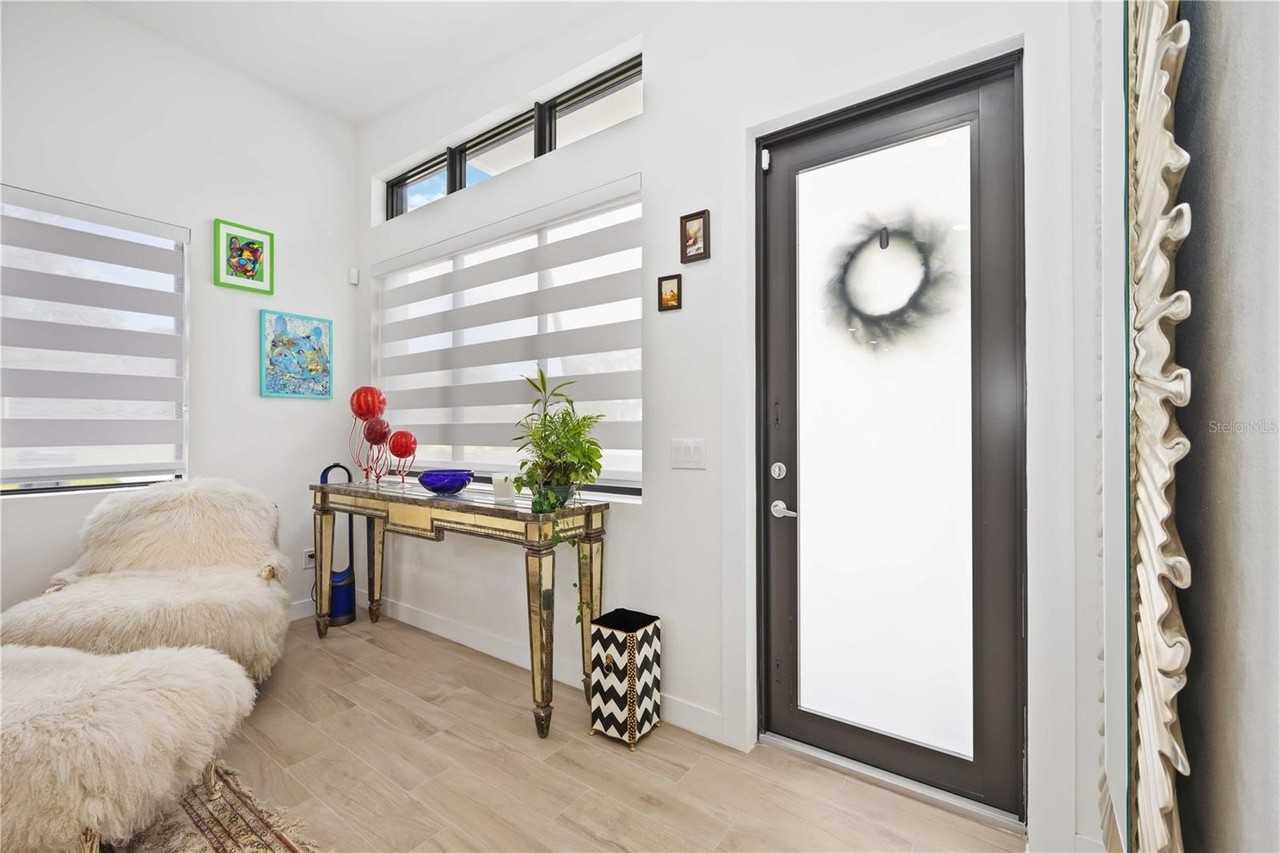 7520 N Coolidge Ave - Photo 2 of 46