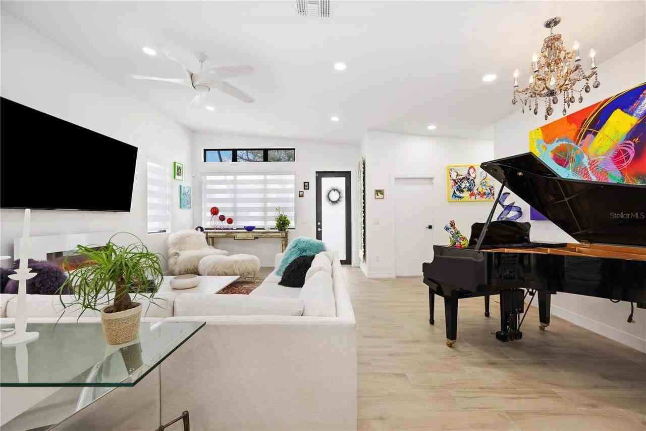 7520 N Coolidge Ave - Photo 3 of 46