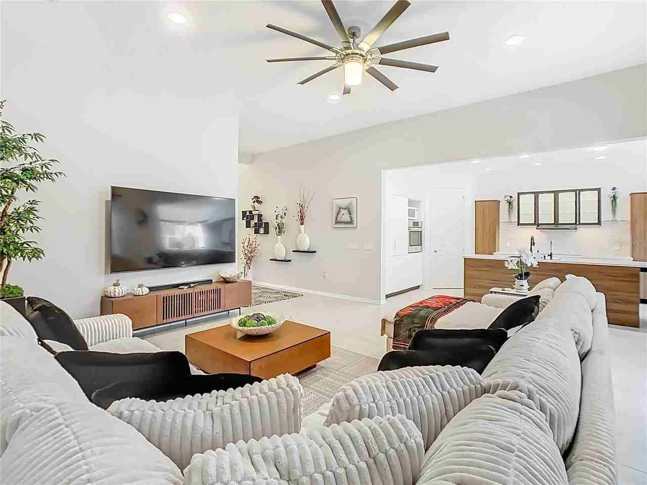 790 Carmel Ln - Photo 4 of 50