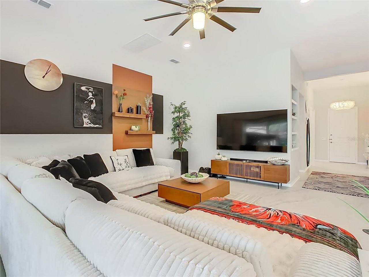 790 Carmel Ln - Photo 5 of 50